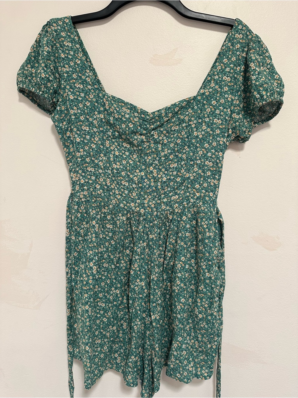 American Eagle Outfitters -sz Small Green Floral Puff-Sleeve Romper